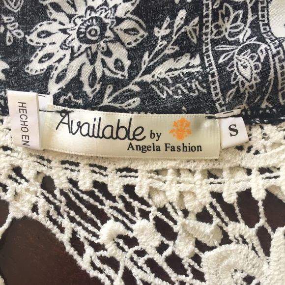 Sleeveless V-neck romper with crocheted back - Picture 7 of 7